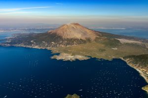 航空機から撮影した桜島と錦江湾の写真